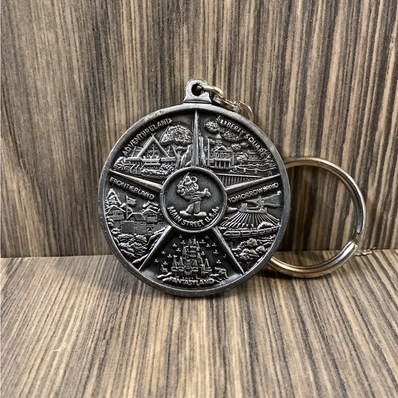 Other 8s Vintage Walt Disney World Disneyland Keychain With Original